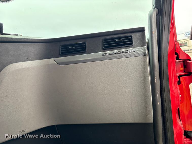 image for item YA2439 2019 Freightliner Cascadia semi truck