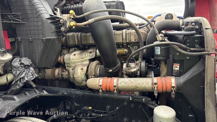 image for item YA2439 2019 Freightliner Cascadia semi truck