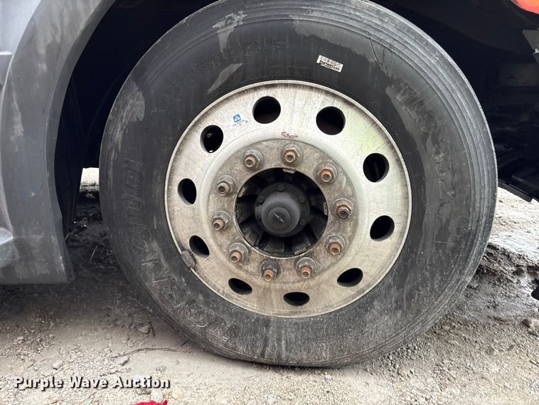 image for item YA2439 2019 Freightliner Cascadia semi truck