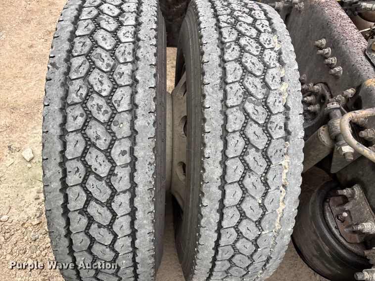 image for item YA2439 2019 Freightliner Cascadia semi truck