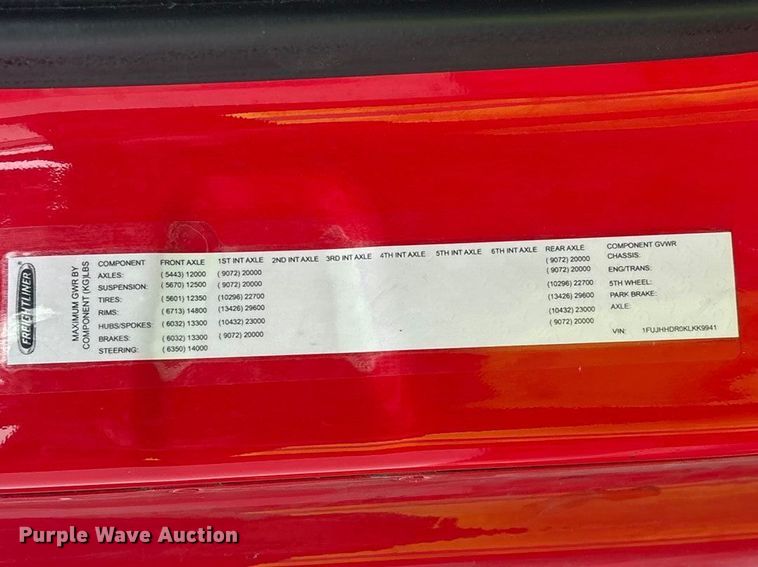 image for item YA2439 2019 Freightliner Cascadia semi truck