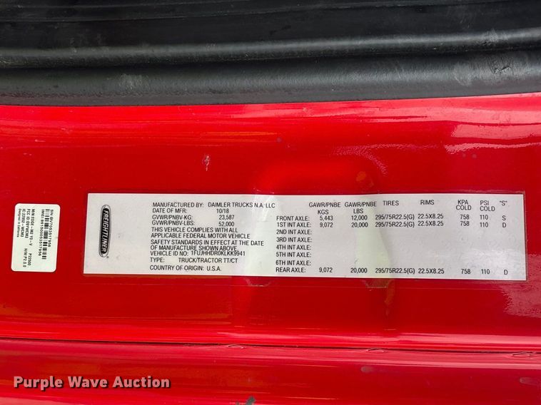 image for item YA2439 2019 Freightliner Cascadia semi truck