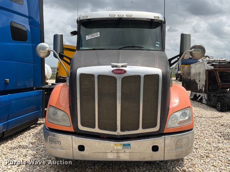 image for item YA2473 2015 Peterbilt 579 semi truck
