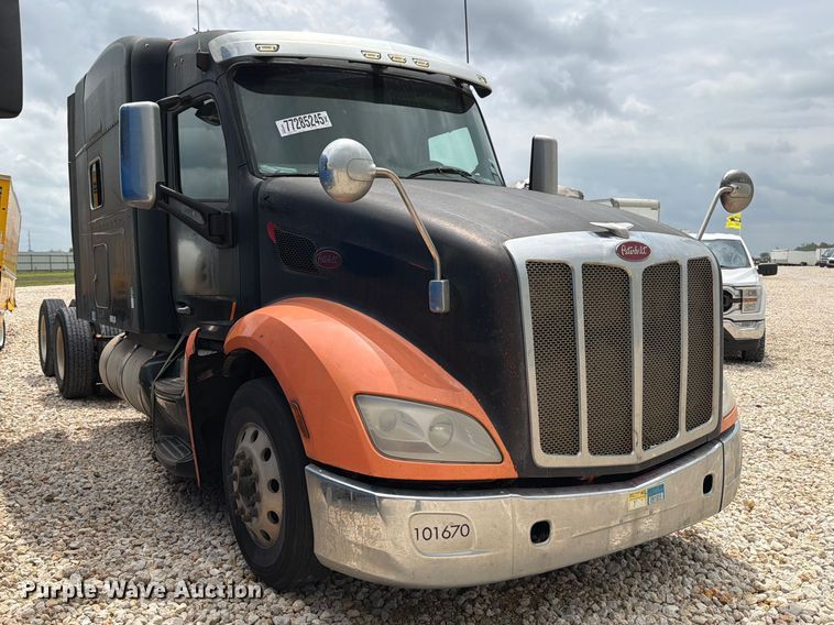 image for item YA2473 2015 Peterbilt 579 semi truck