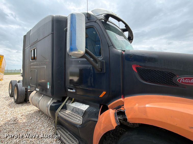image for item YA2473 2015 Peterbilt 579 semi truck