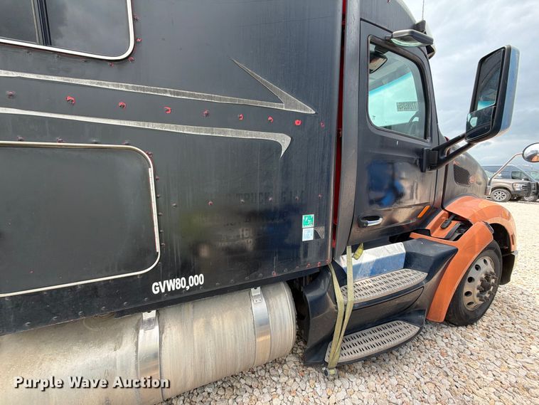 image for item YA2473 2015 Peterbilt 579 semi truck