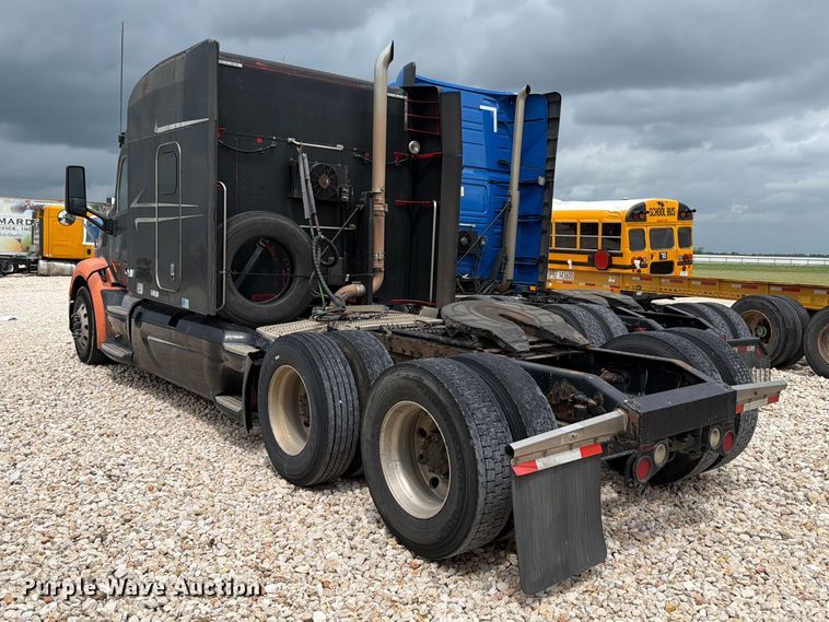 image for item YA2473 2015 Peterbilt 579 semi truck
