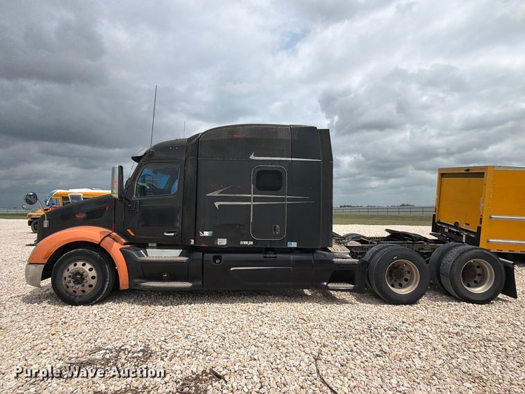 image for item YA2473 2015 Peterbilt 579 semi truck