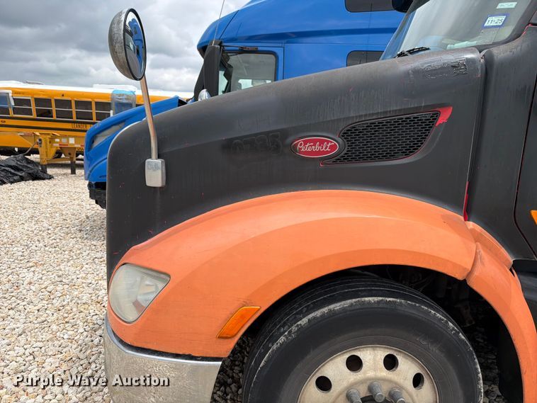 image for item YA2473 2015 Peterbilt 579 semi truck