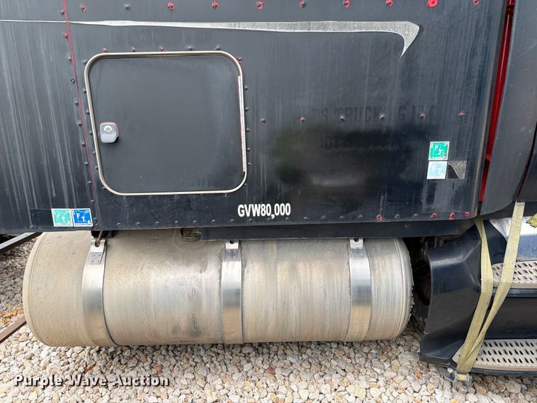 image for item YA2473 2015 Peterbilt 579 semi truck
