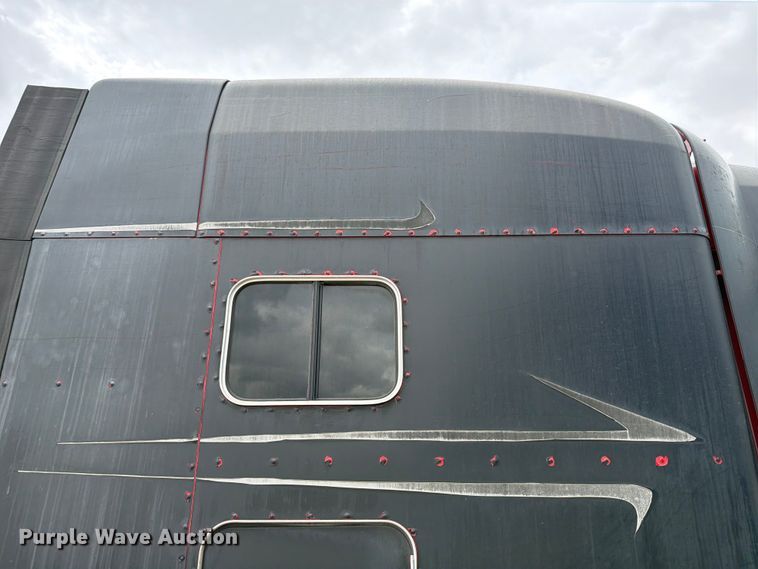 image for item YA2473 2015 Peterbilt 579 semi truck