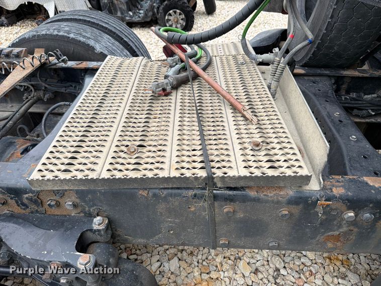 image for item YA2473 2015 Peterbilt 579 semi truck