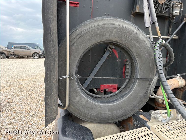 image for item YA2473 2015 Peterbilt 579 semi truck