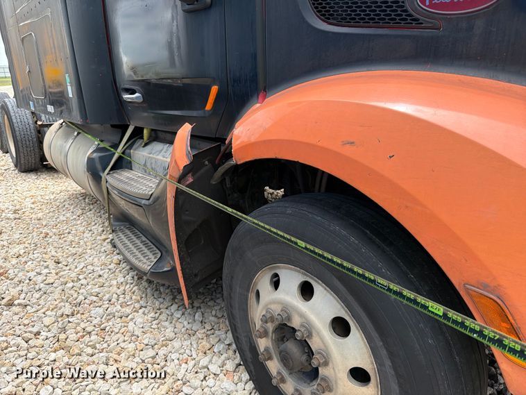 image for item YA2473 2015 Peterbilt 579 semi truck