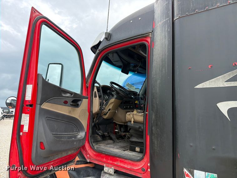 image for item YA2473 2015 Peterbilt 579 semi truck