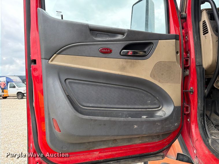 image for item YA2473 2015 Peterbilt 579 semi truck