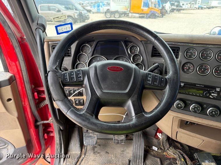 image for item YA2473 2015 Peterbilt 579 semi truck