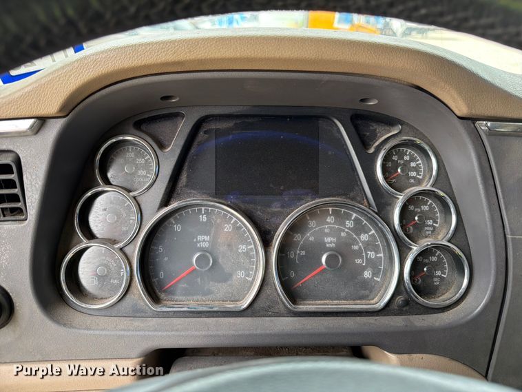 image for item YA2473 2015 Peterbilt 579 semi truck