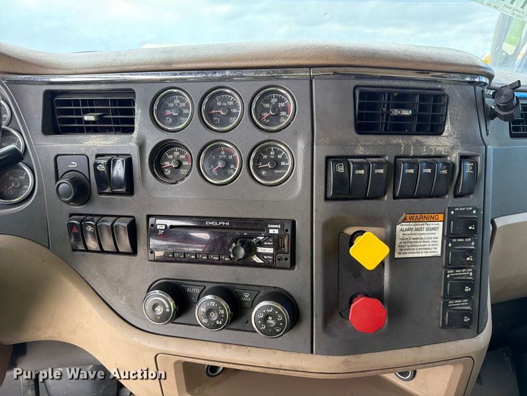 image for item YA2473 2015 Peterbilt 579 semi truck