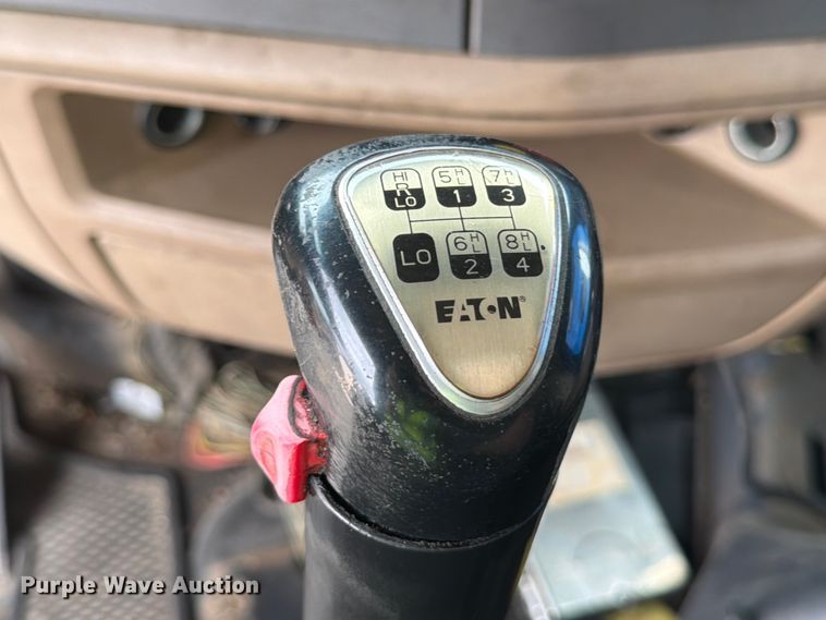 image for item YA2473 2015 Peterbilt 579 semi truck