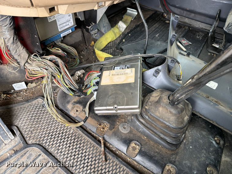 image for item YA2473 2015 Peterbilt 579 semi truck