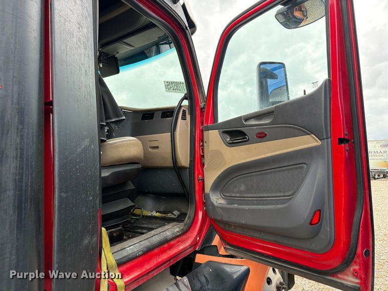 image for item YA2473 2015 Peterbilt 579 semi truck