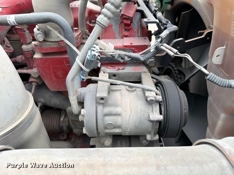 image for item YA2473 2015 Peterbilt 579 semi truck