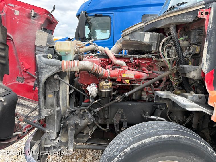 image for item YA2473 2015 Peterbilt 579 semi truck