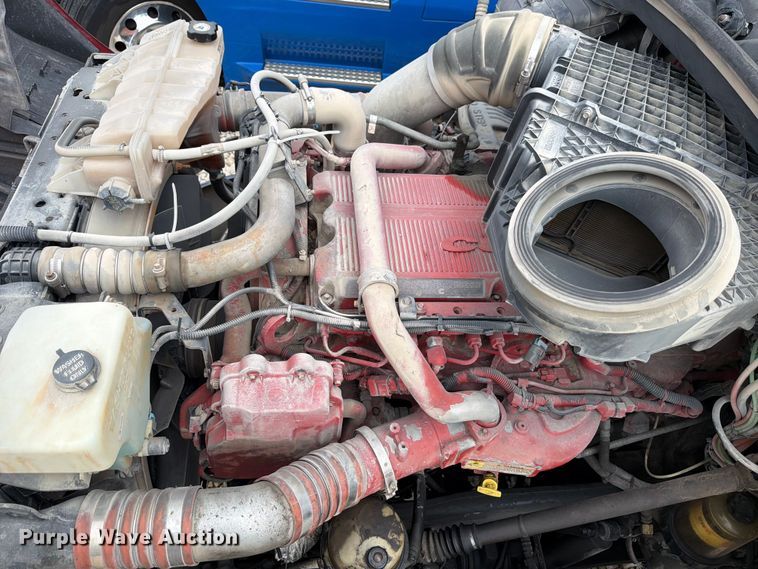 image for item YA2473 2015 Peterbilt 579 semi truck