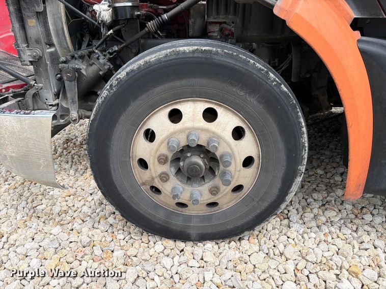 image for item YA2473 2015 Peterbilt 579 semi truck