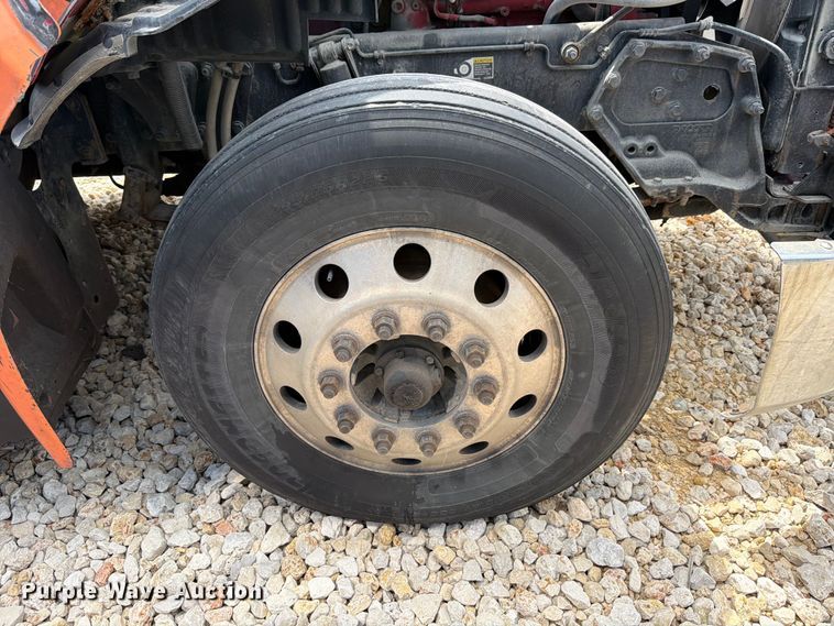 image for item YA2473 2015 Peterbilt 579 semi truck