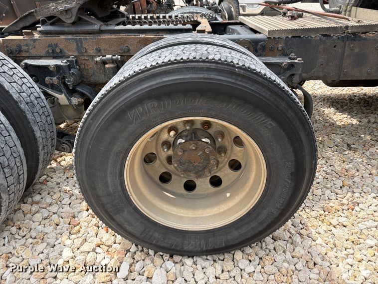 image for item YA2473 2015 Peterbilt 579 semi truck