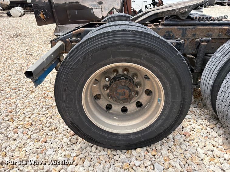 image for item YA2473 2015 Peterbilt 579 semi truck