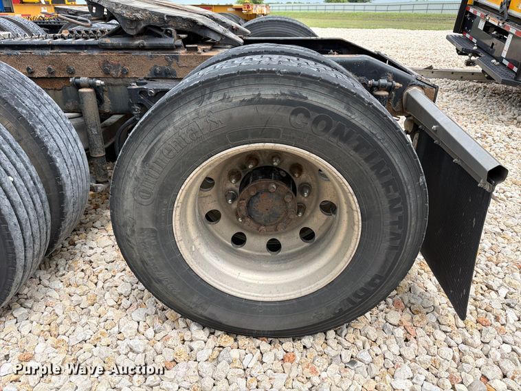 image for item YA2473 2015 Peterbilt 579 semi truck