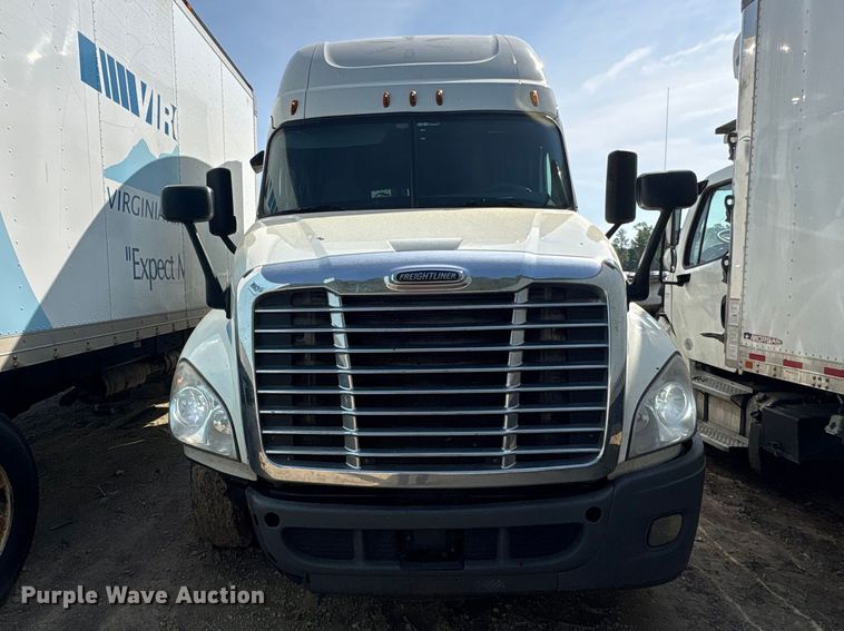 image for item YA2578 2018 Freightliner Cascadia semi truck
