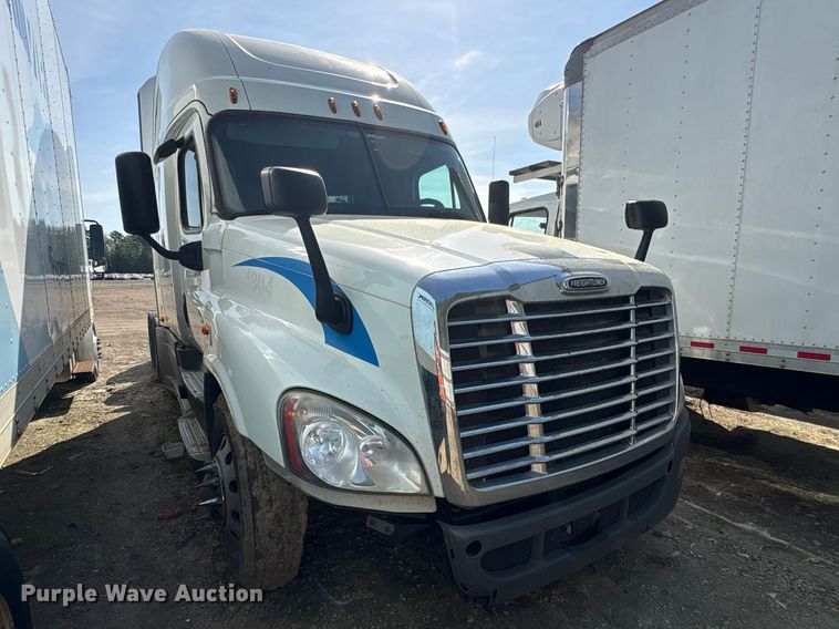 image for item YA2578 2018 Freightliner Cascadia semi truck
