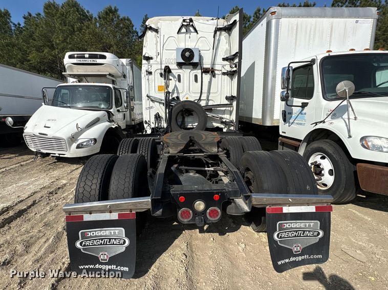 image for item YA2578 2018 Freightliner Cascadia semi truck