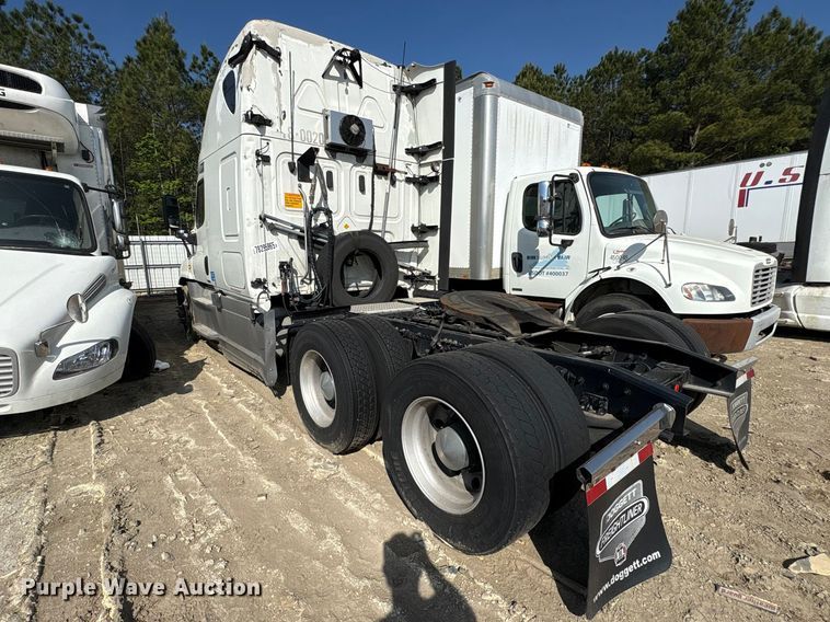image for item YA2578 2018 Freightliner Cascadia semi truck