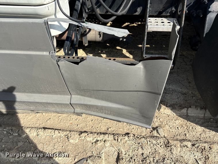 image for item YA2578 2018 Freightliner Cascadia semi truck