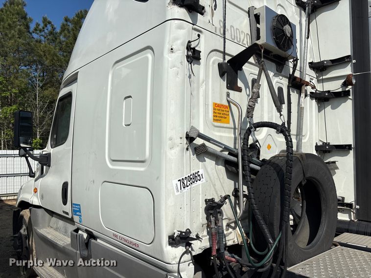 image for item YA2578 2018 Freightliner Cascadia semi truck