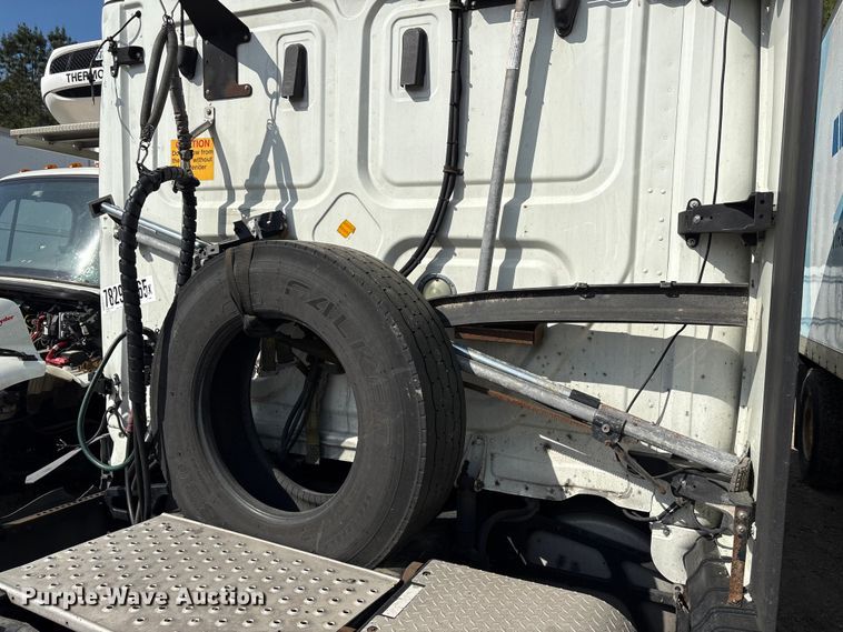 image for item YA2578 2018 Freightliner Cascadia semi truck