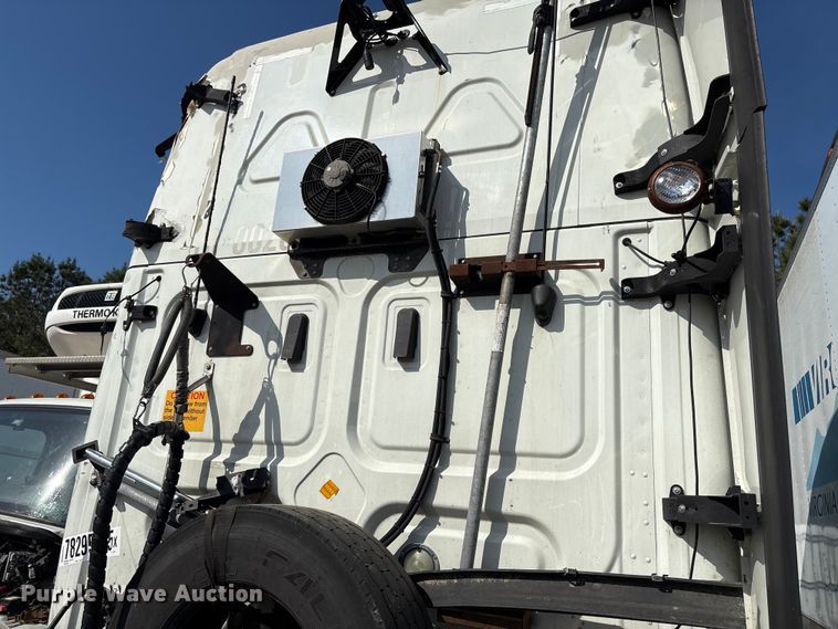 image for item YA2578 2018 Freightliner Cascadia semi truck