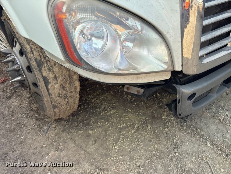 image for item YA2578 2018 Freightliner Cascadia semi truck