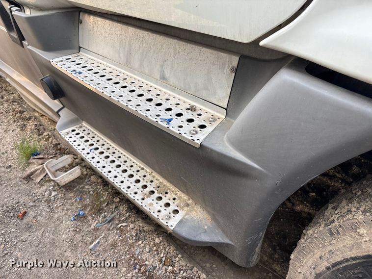 image for item YA2578 2018 Freightliner Cascadia semi truck