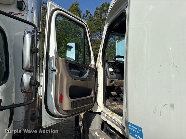 image for item YA2578 2018 Freightliner Cascadia semi truck