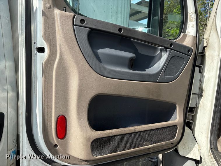 image for item YA2578 2018 Freightliner Cascadia semi truck