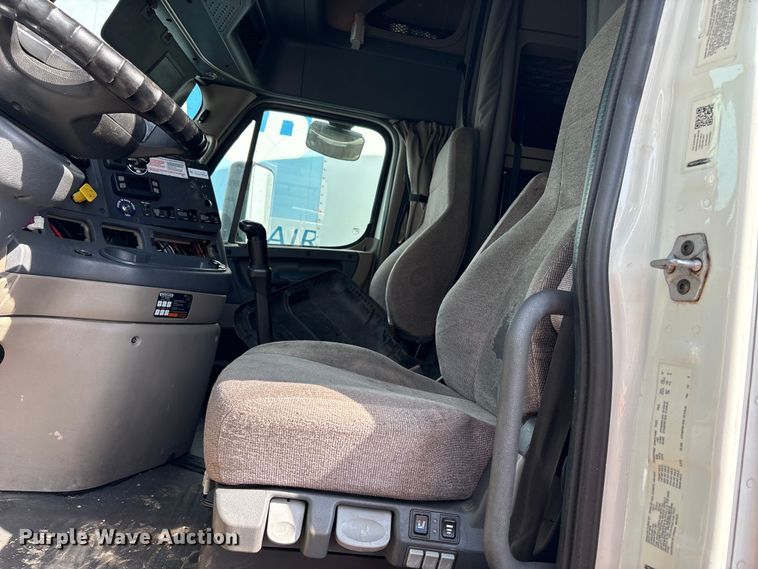 image for item YA2578 2018 Freightliner Cascadia semi truck