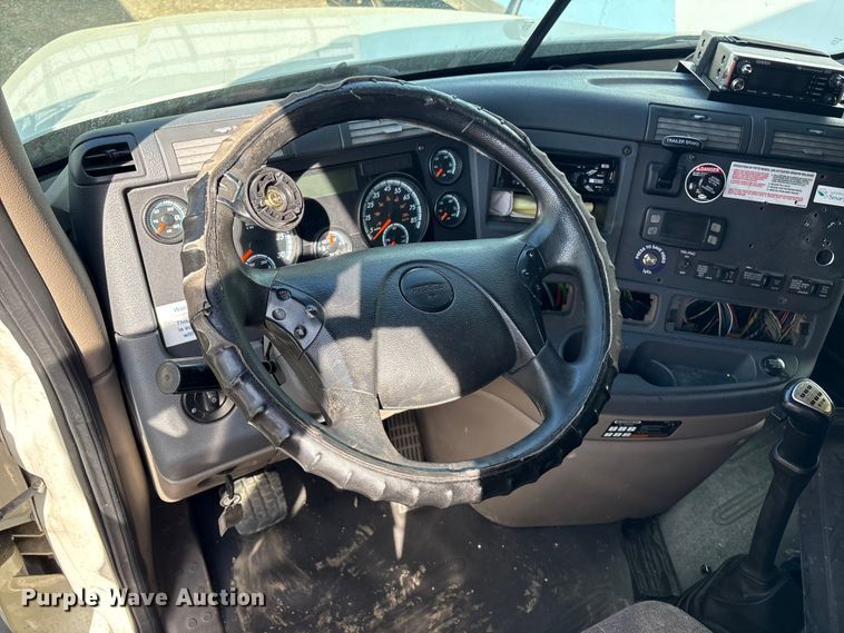 image for item YA2578 2018 Freightliner Cascadia semi truck