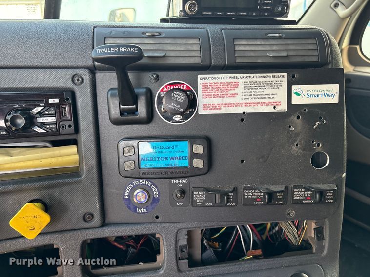 image for item YA2578 2018 Freightliner Cascadia semi truck