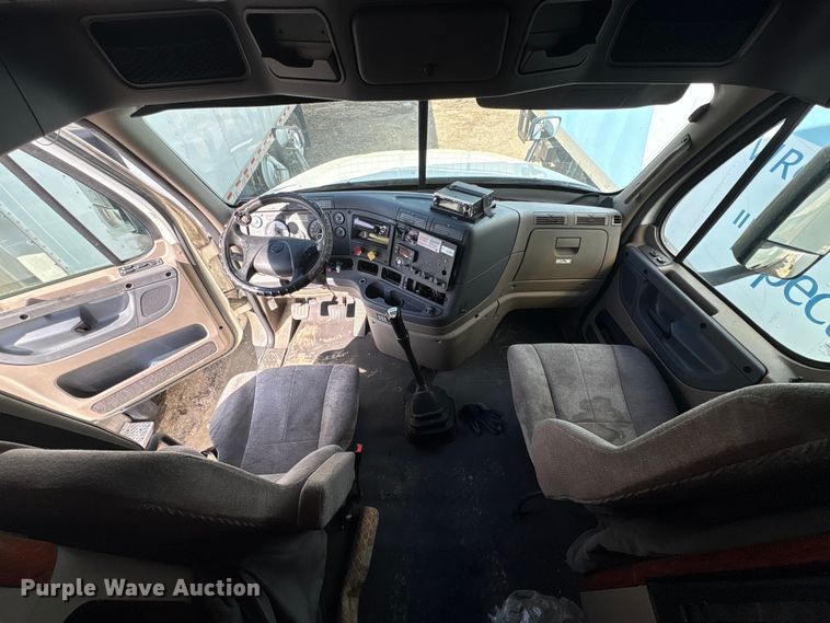 image for item YA2578 2018 Freightliner Cascadia semi truck